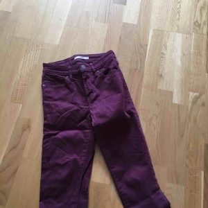  - Ett par vinröda Levi’s chinos i storlek 25! 