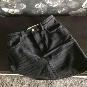  - Fin gråsvart jeanskjol ifrån IvyRevel i storlek 36 precis som mig men är liten i storleken!! Så skulle säga 34(XS) elr en liten 36(S) Aldrig använd så är i nyskick!🌸Pris kan diskuteras🌸