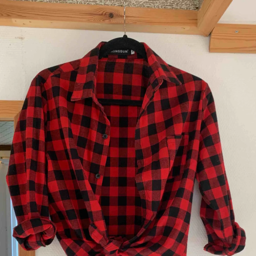 Klarröd rutig skjorta i storlek S som kan användas på olika sätt. 50kr + frakt (köparen står för frakt). . Skjortor.