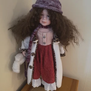  - Mycket stor porslinsdocka ärvd av släktingar, bra skick, med botten som den står på