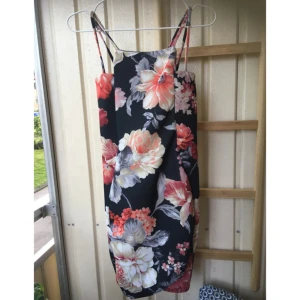  - En favoritklänning! Kort och tight modell. Bara använd ca 5 ggr pga att jag gick upp i storlek strax efter köp. Sååå snygg! Underbart mönster och skön kvalitet. Stretch.  Storlek är ungefärlig, kan passa S-L. 