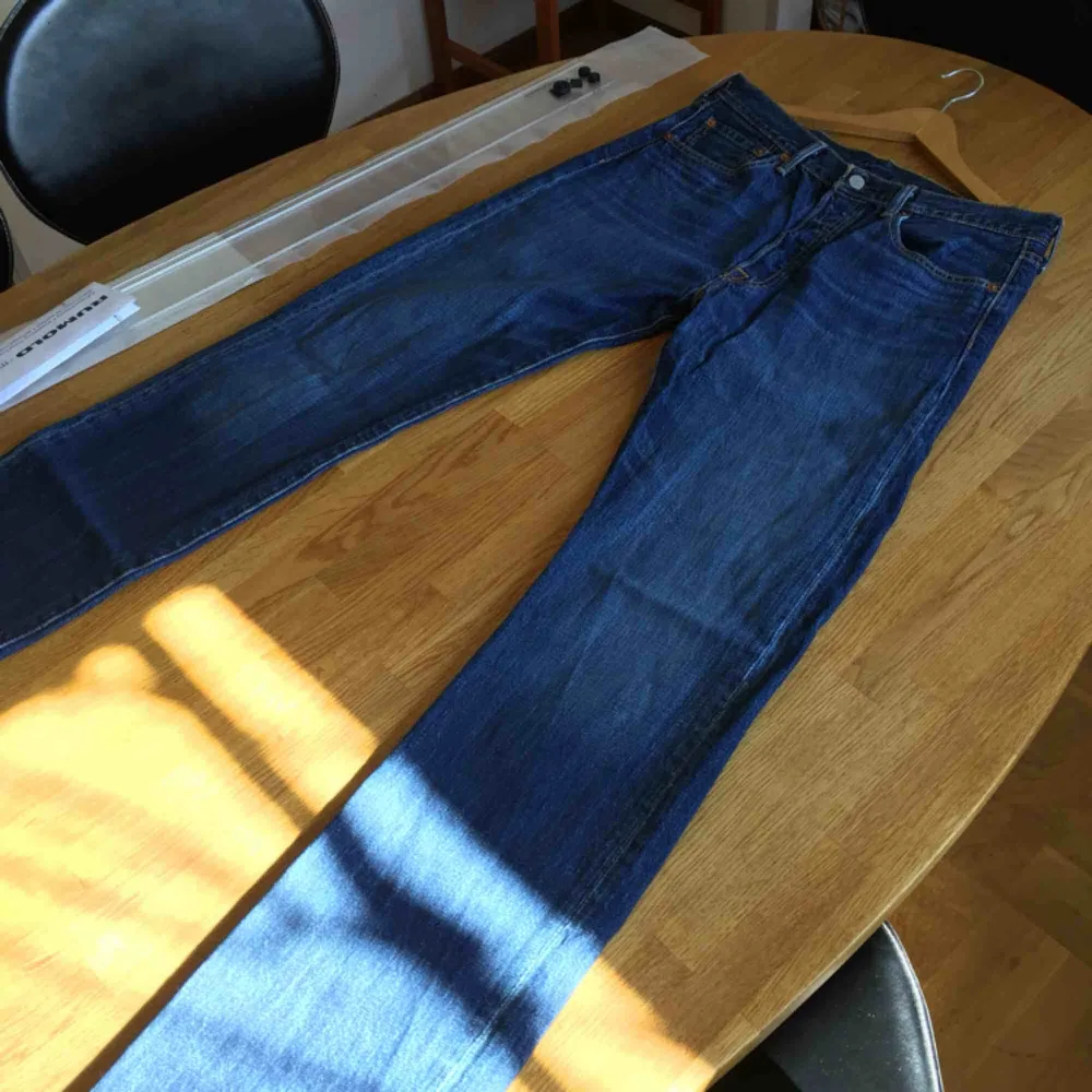 501 Levisbyxor utan slitage, köpta nya. Storlek 33 i midjan och 36 i längd, min brosas byxor som inte kommit till användning. Toppenskick! Möts upp i Stockholm. Jeans & Byxor.