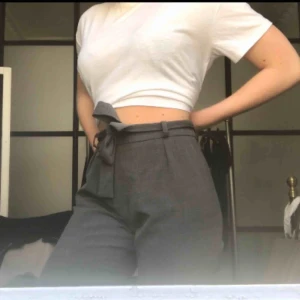  - Fina kostymbyxor köpta i Italien. De är stretchiga och sitter åt hela vägen (alltså inte utsvängda). Säljer för dom tyvärr aldrig kommit till användning:/ 