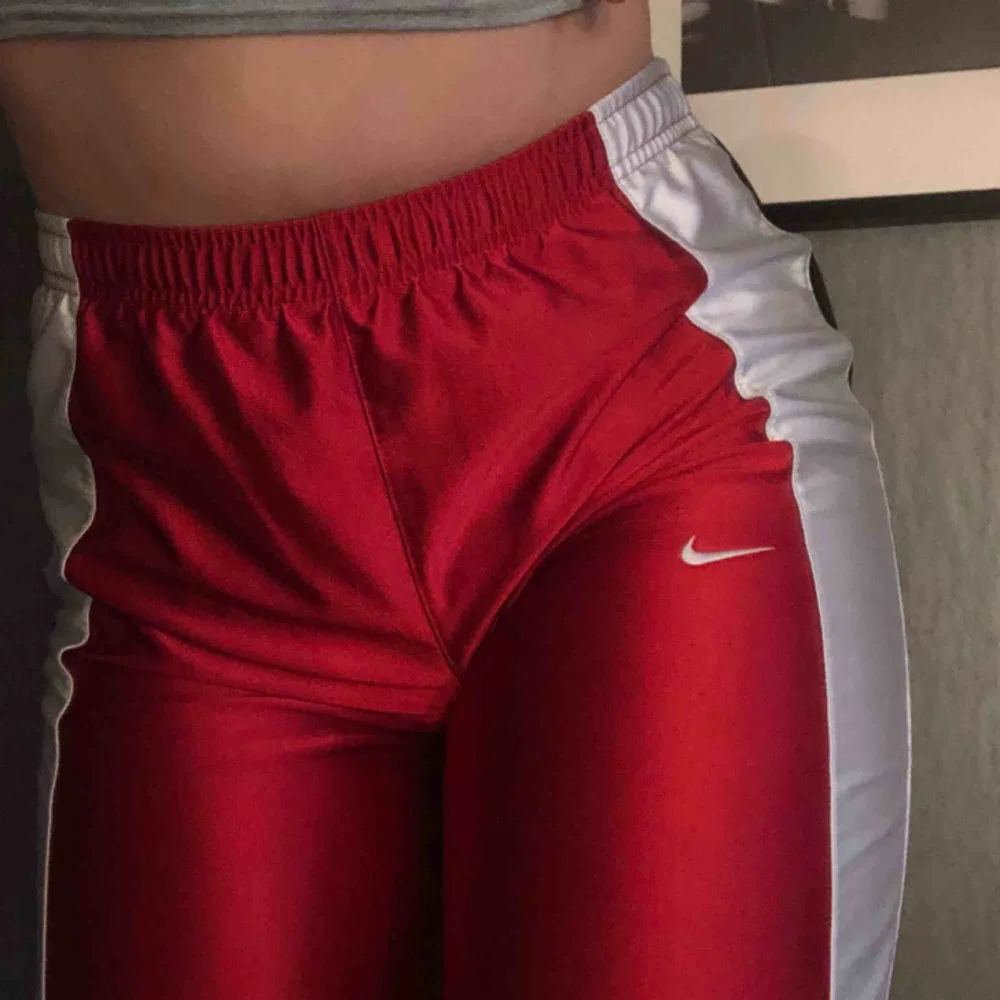 Skitsnygga röda byxor från Nike!! Köpt secondhand. Det är en barnstorlek, skulle säga att xs-m kan ha dem då man kan spänna åt i midjan! . Jeans & Byxor.
