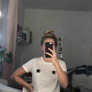  - Jättefin T-shirt med glittriga stjärnor på brösten😊 Köpt för cirka 149kr och använd cirka 1gång. 