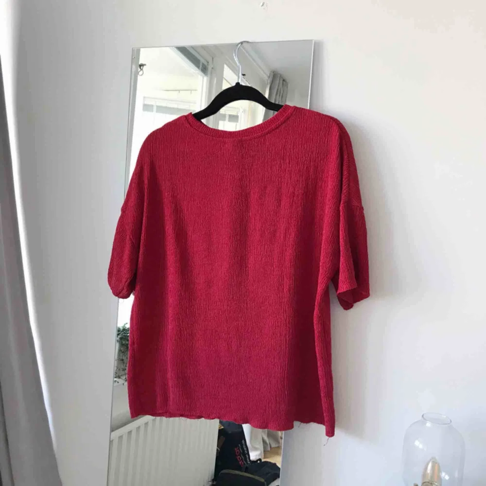 Röd T-shirt från Gina Tricot i storlek M. Frakt ingår!. T-shirts.