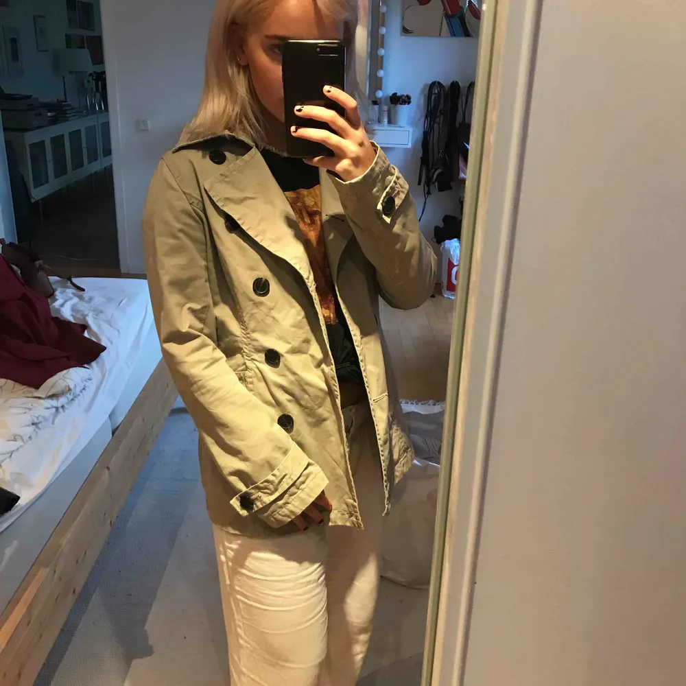 Beige kappa från H&m strl 34 ganska stor i storleken den är lite lång för mig i armarna annars sitter den bra, använd ca  5 ggr . Jackor.