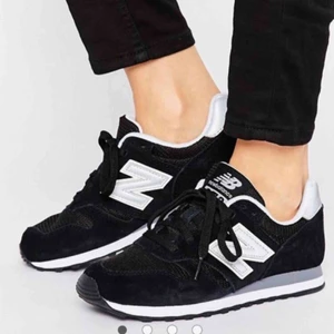  - New Balance 373  New Balance svarta sneakers. Strl 38,5   Ord pris: 830 kr 