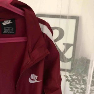  - Säljer min vinröda windbreak jacka från Nike, den är i storlek XL i barn storlek så att säga så för tonåringar är den som en s/XS. Knappt använd och är i toppen skick💛