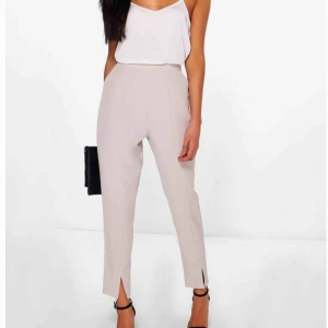  - Grå/kostymbyxor med slit vid ankeln i storlek 34. Sitter otroligt fint och passar till både fest och vardag. Helt nya med tagg. Säljes på grund av fel storlek. Köpren står för frakt 💫