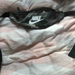  - Fin Nike axelväska, passar perfekt och får plats med väldigt mycket. Säljs eftersom jag knappast använder den