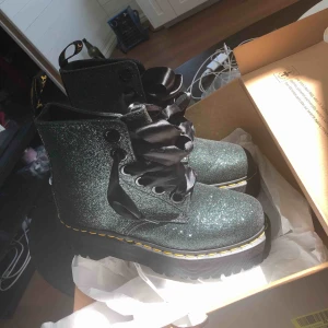  - Äkta dr Martens , aldrig använda. Strl 39  Köptes för 1600 kr , säljer 1000. Skorna är endast testade pågrund av för stora  