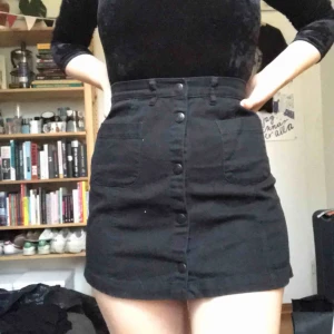  - Kjol med knappar fram från monki