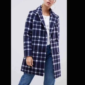  - Helt ny kappa från asos, säljes pga att jag glömde skicka tillbaka den :( ny pris så kostar den 880kr från asos. Passar bra till kyligare sommar kvällar, då den inte är så tjock. Frakten står man för själv, kan gå ner i pris vid snabb affär  