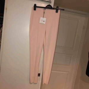  - Super fräscha byxor och perfekt nu till sommaren. Byxorna är strechiga, så även en 36 kan ha de:) Köparen står för frakten 