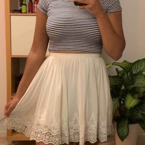  - Jättefin vit kjol i bra skick, frakt ingår!