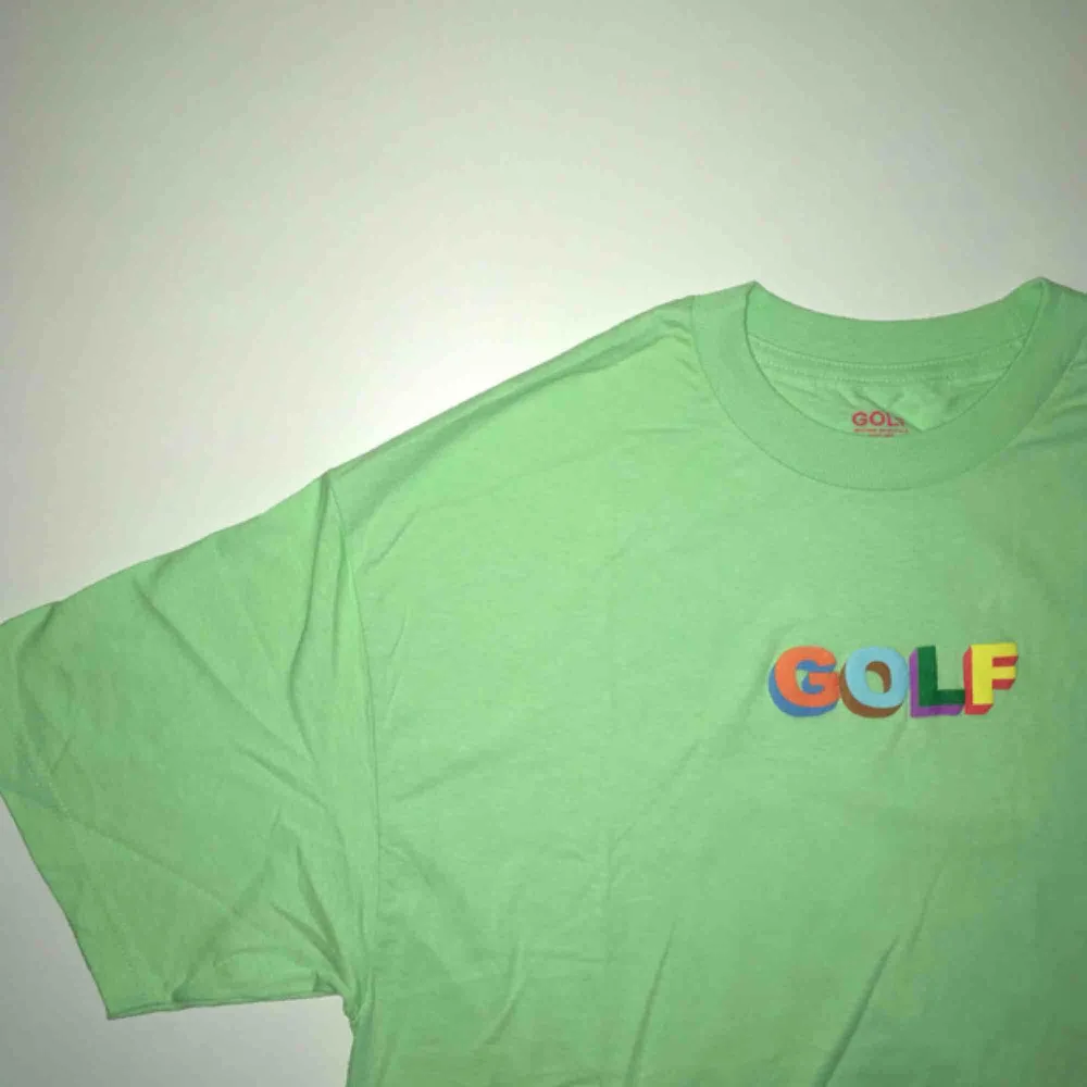 Grön golf wang 3D tee, aldrig använd.. T-shirts.