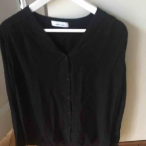  - Svart blus från samsoe samsoe. Ev frakt tillkommer (59 kr) eller upphämtning i centrala Göteborg.