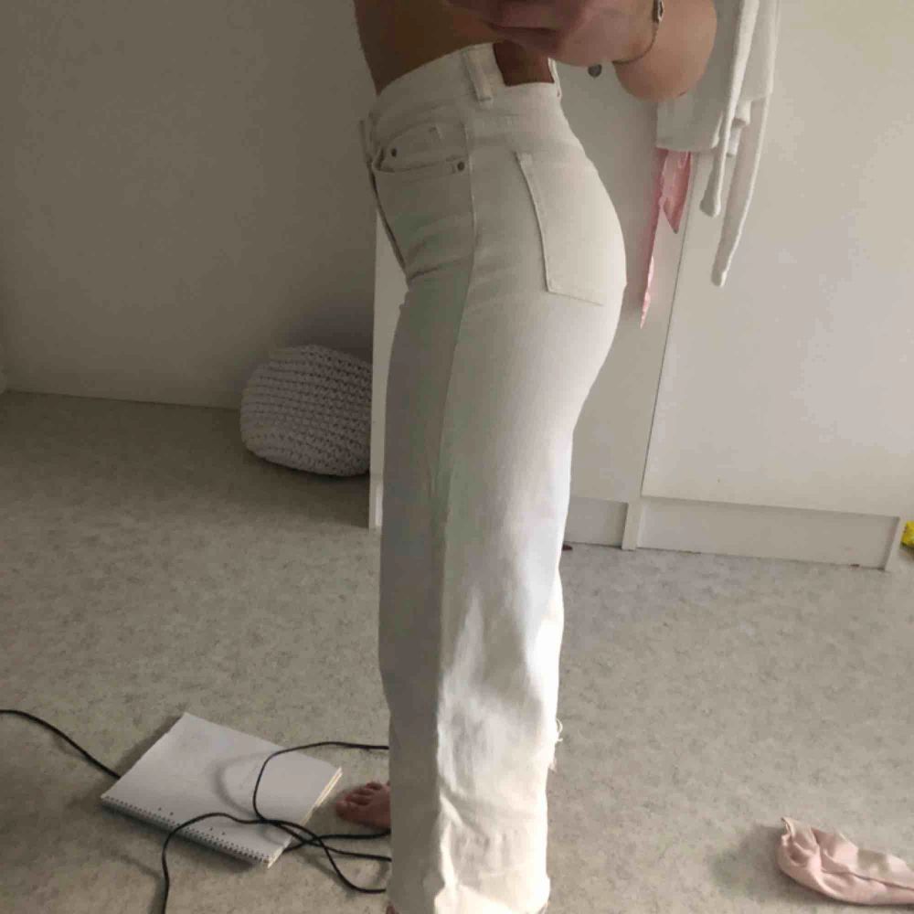 Säljer dessa fina vita jeans med vid modell💕💚😁 super fint skick, köpta förra sommaren men knappt använda. Stretchigt o skönt material😊✨. Jeans & Byxor.