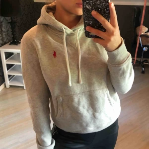  - Ralph lauren hoodie i S. Använt fåtal gånger jättefint skick! Köparen står för frakten