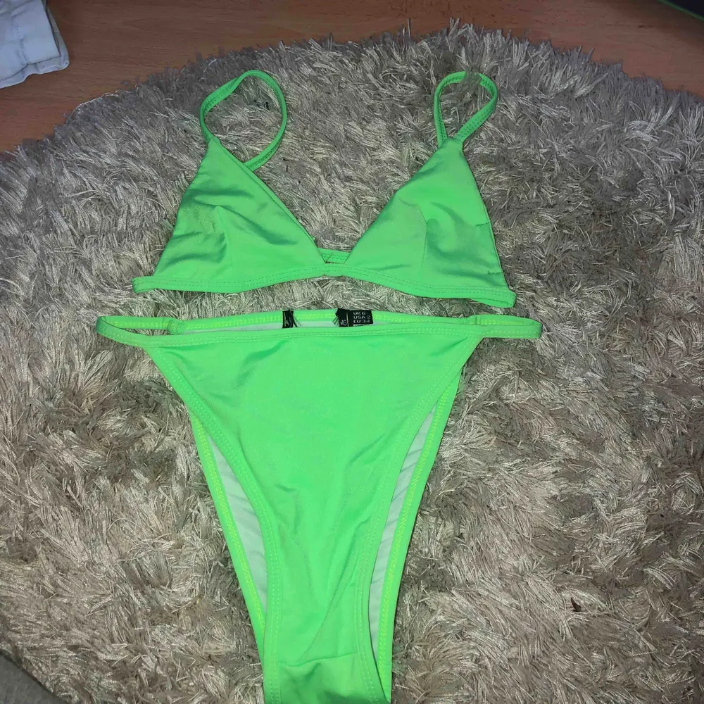 Neon-grön bikini från Prettylittlething. Jättesnygg och gör att man ser brunare ut. Storleken är 6 vilket motsvarar 34/36. Underdelen känns större, passar mer 36. Aldrig använd, endast provad. Frakt: 30kr. Övrigt.