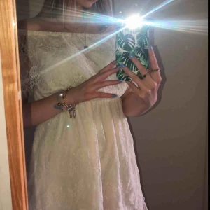  - Jättefin krämvit klänning från Nelly som passar jättebra till skolavslutning/studenten! Två små fläckar på undertyget men är ingenting som syns💕 Köparen står för frakten