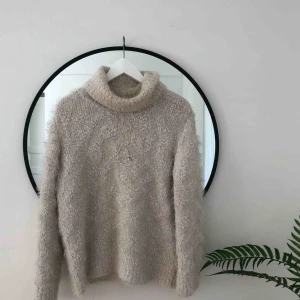  - Magiskt mjuk och mysig polotröja i off-white 🧡🌻