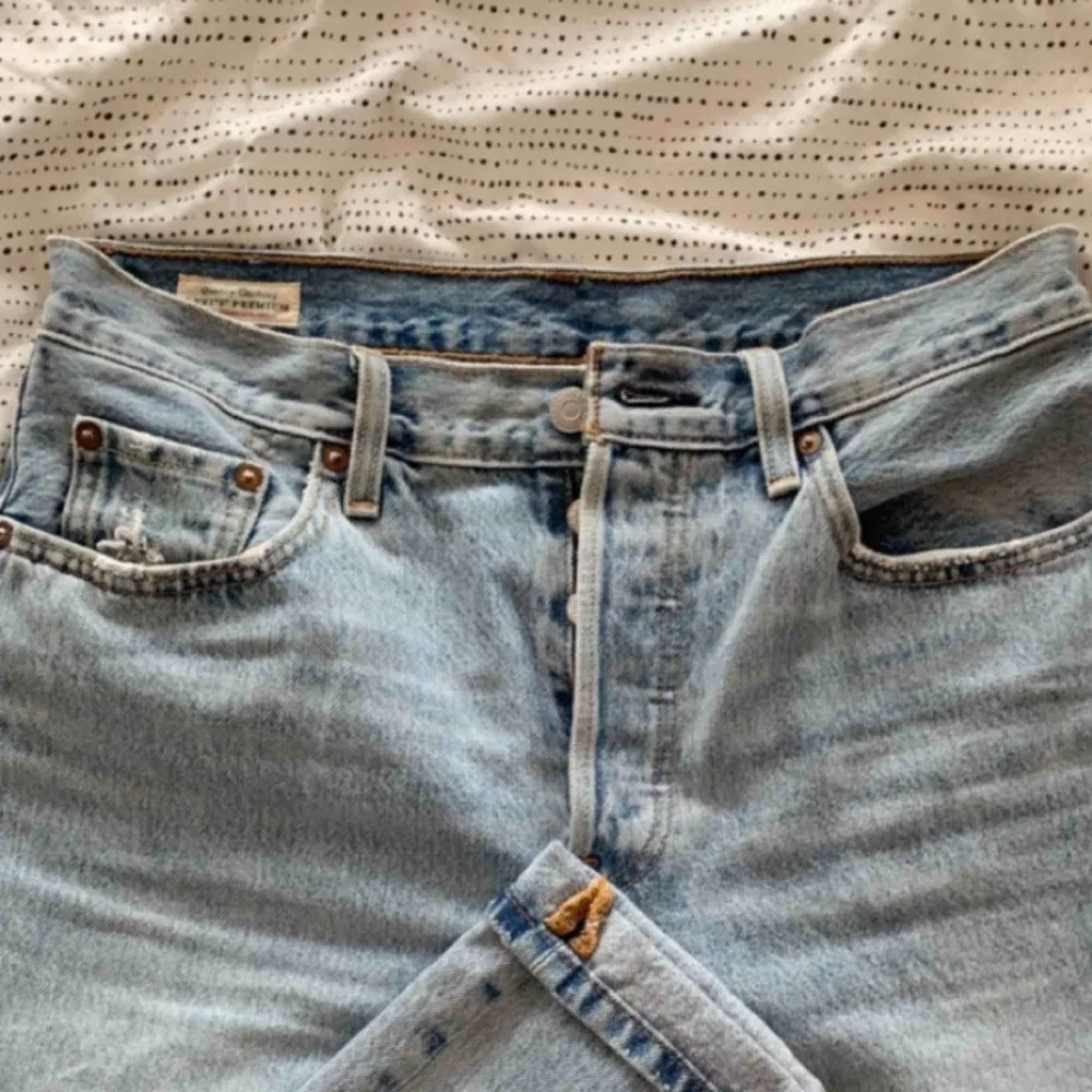 HÄMTAS TROLLHÄTTAN (fraktas ej) Nyinköpta jeans från Levis. Använd en-två gånger. Passar en storlek S/M.. Jeans & Byxor.