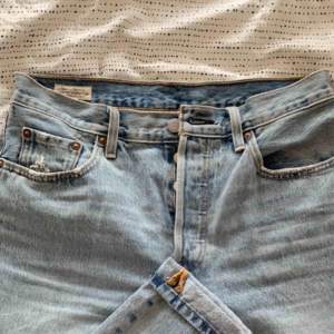 HÄMTAS TROLLHÄTTAN (fraktas ej) Nyinköpta jeans från Levis. Använd en-två gånger. Passar en storlek S/M.
