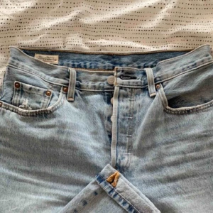  - HÄMTAS TROLLHÄTTAN (fraktas ej) Nyinköpta jeans från Levis. Använd en-två gånger. Passar en storlek S/M.