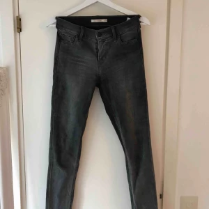  - Jättesköna och stretchiga jeans från Levis. Storlek 26, längd skulle jag uppskatta till cirka 32. Frakt tillkommer!