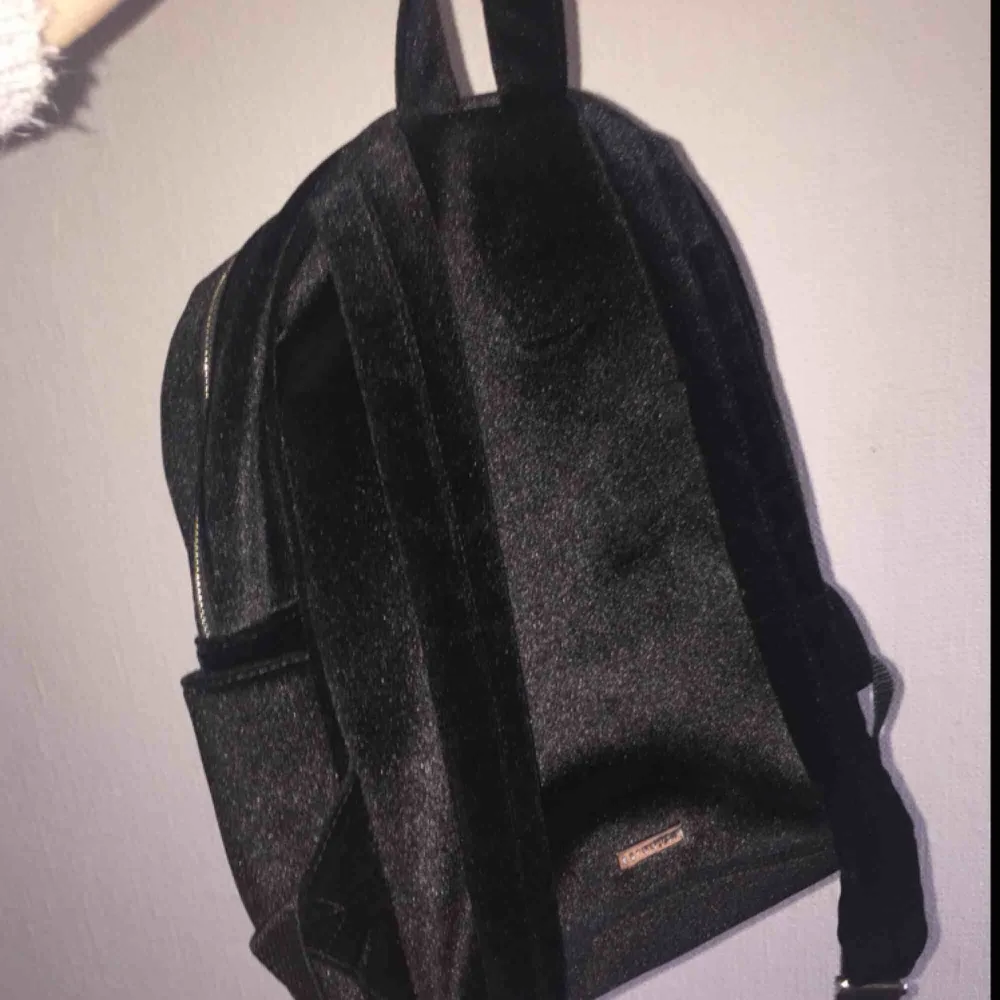 Väska eller ryggsäck i svart sammetliknande material! Använd någon fåtal gång men helt som ny. Köpt från ASOS. Väldigt fin men har inte kommit till användning, möts upp i Stockholm! Skriv om ni har övriga frågor :). Väskor.