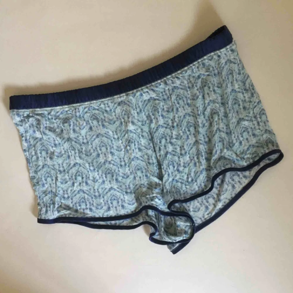 Ett pyjamasset med linne och shorts i pastelliga färger och lila kantdetaljer. Från Victoria’s Secret 😍 Endast använt någon enstaka gång! 📬 Frakt 55 kr.. Övrigt.