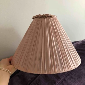  - Lampskärm i siden från watt och veke. Gammalrosa till färgen. Storlek 36 (36cm diameter). Ny och med lapp kvar. Har två stycken om man är intresserad av båda. 