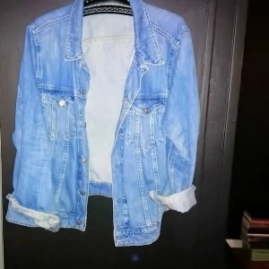  - Boxig, oversized jeansjacka, vet inte märke då lappen är borta men köpt på beynd retro för ca 600 slantar, väldigt bra skick! 