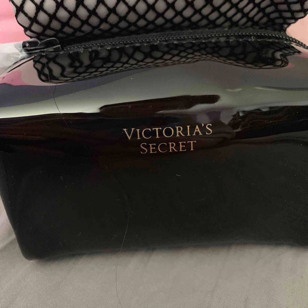 Två små smink väskor från Victoria secret helt oanvända. Skriv för mer bilder & frågor. Båda för 150kr. Accessoarer.