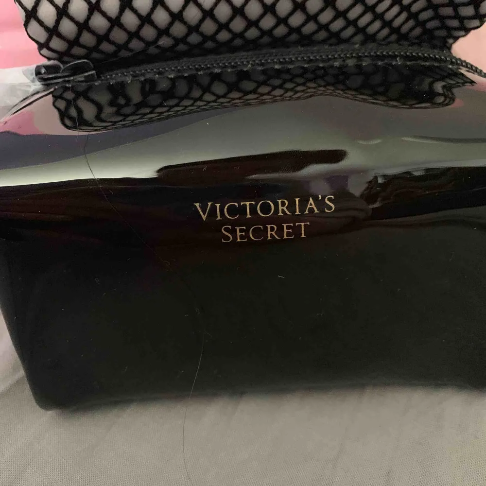 Två små smink väskor från Victoria secret helt oanvända. Skriv för mer bilder & frågor. Båda för 150kr. Accessoarer.