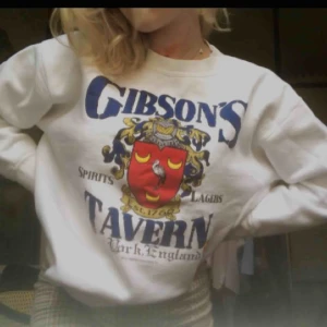  - Lite oversized sweatshirt köpt second hand i New York. Säljer för att den aldrig kom riktigt till användning. Väldigt bra skick och inga fläckar:))