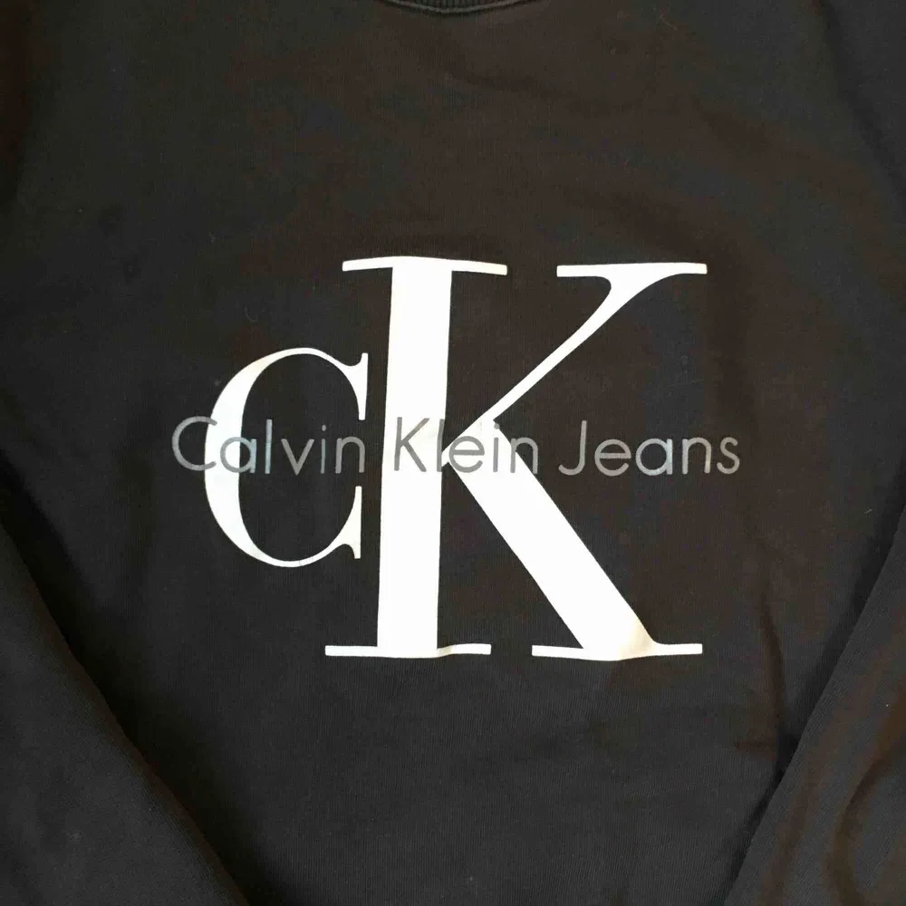Äkta Calvin Klein som är använd fåtal gånger. Mörkgrå med tryckt logga. Passar en vanlig S och är i oversized modell. Köparen står för frakt 👗. Tröjor & Koftor.
