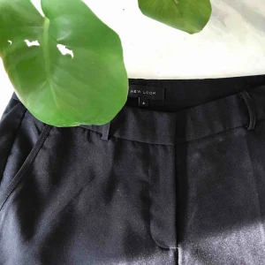  - Snygga kostymbyxor i en tightare modell. Aldrig använda, säljes eftersom de är för långa 