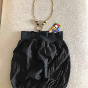  - Tublinnet e köpt från Istanbul . Halsbandet sitter ihop med linnet. Har aldrig haft tid att använda den . Nu vill jag sälja till nån som är intresserad av den   St -S-  men passar till st -M-oxå  