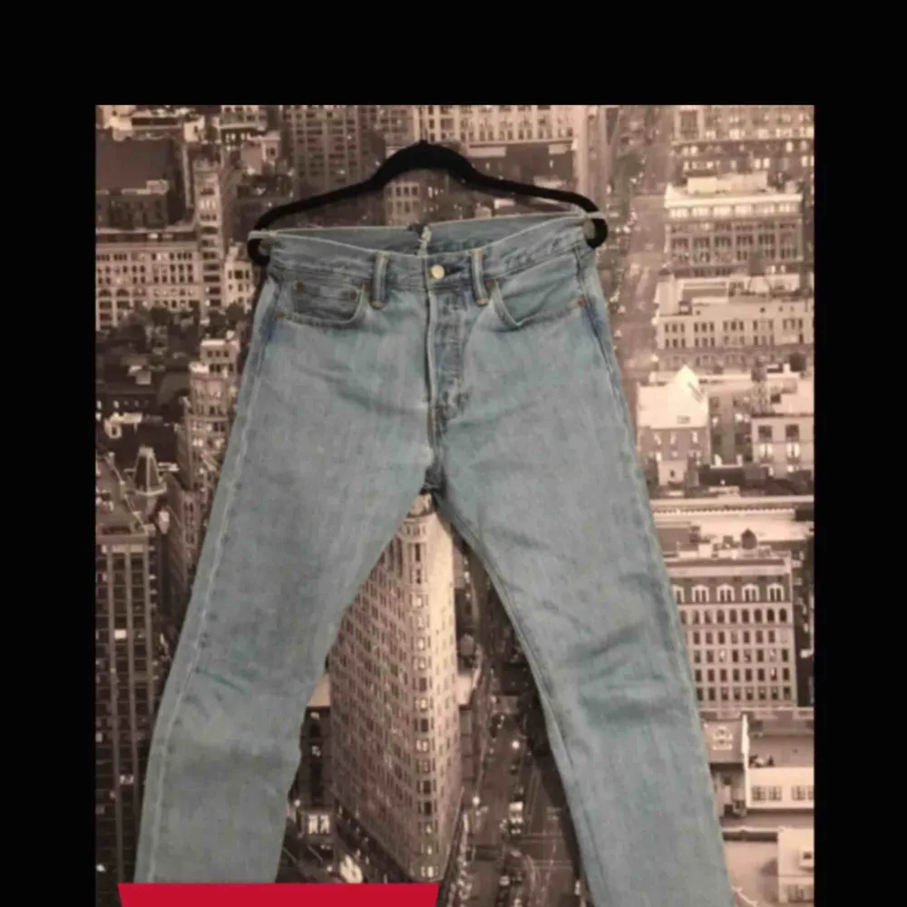 Riktigt fina avklippta Levis 501:or, små i storleken!Skriv för mer bilder:) Priset är inkl. Frakt😇. Jeans & Byxor.
