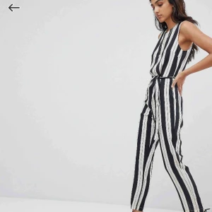  - Oanvänd jumpsuit från asos, slutsåld. Storlek 36. Från djur och rökfritt hem, frakt ingår i priset 🌸