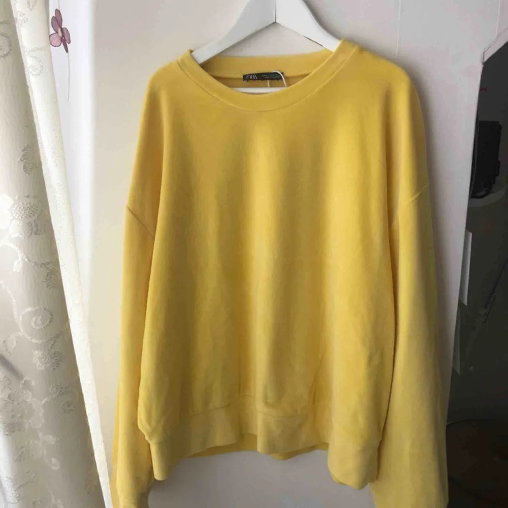 Säljer denna gula tröja ifrån Zara pågrund av att den ej kommit till användning. Frakt tillkommer, hör av er om ni är intresserade💓💕💞. Tröjor & Koftor.
