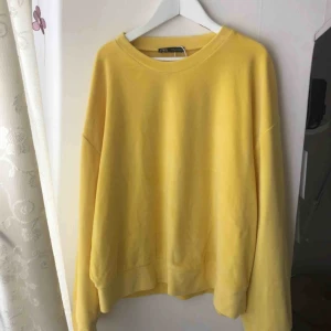  - Säljer denna gula tröja ifrån Zara pågrund av att den ej kommit till användning. Frakt tillkommer, hör av er om ni är intresserade💓💕💞