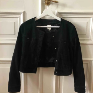  - Svart kort mockajacka från monki.  Kan mötas upp i Gbg, annars tillkommer frakt✨