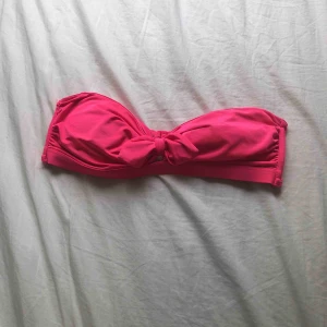  - Bikiniöverdel. Band medföljer