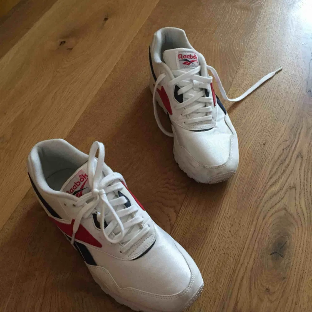 Nästan oanvända Reebok-sneakers! Originalpris 1000kr. Jättesköna och fina men röda och vita detaljer. De förtjänar att bli använda. :) Avlämnas i Göteborg eller så står köparen för frakt. . Skor.