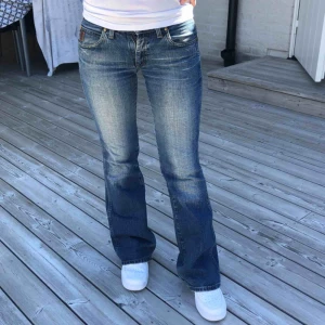 - Jeans från Crocker, använda men i mycket bra skick, något slitna vid follen då jag är för kort för jeansen, men det är bara snyggt o nästintill osynligt, passar även 26