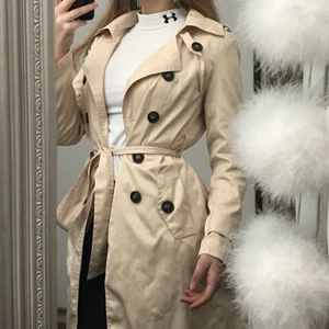  - Har fått denna trenchcoat av en släkting som beställde från nätet men aldrig passade i den när den kom fram. Jag har inte heller använt den och den är alltså som ny. Det finns inget märke i så jag vet inte var den är köpt. Ca 77cm lång. 